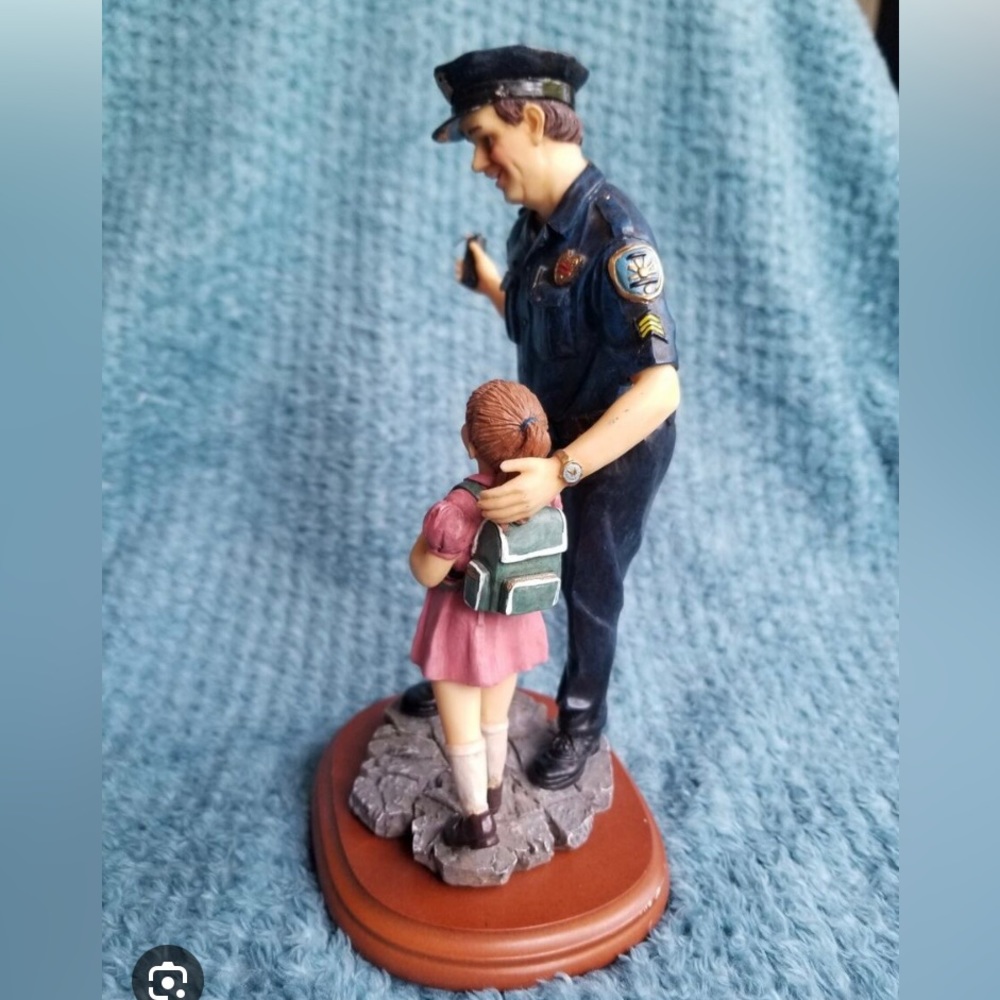1999 Vanmark Blue Hats of Bravery - A Helping Hand police figurine. - Picture 2 of 8